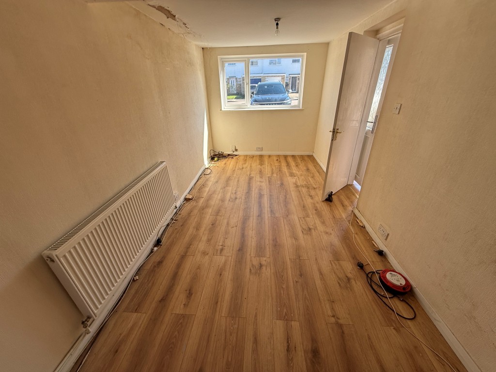 Lot: 129 - FOUR-BEDROOM HOUSE FOR IMPROVEMENT - Bedroom one